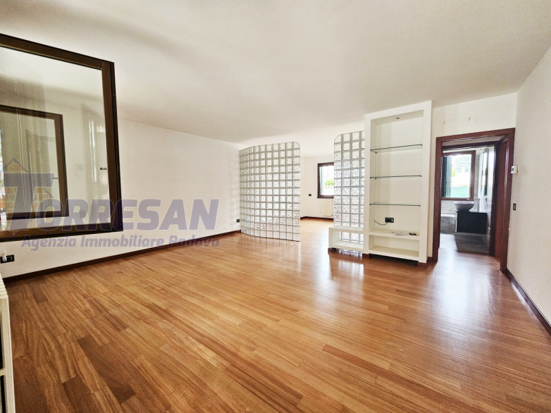 Eleganza e unicità nal cuore di Noventa Padovana 
Villa introvabile di circa 400 mq in classe A1 ...