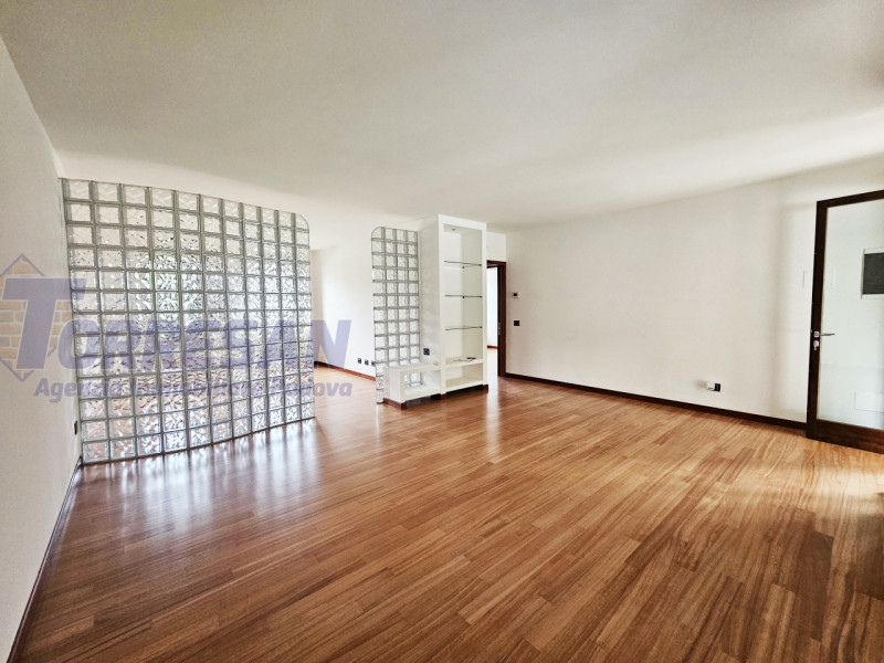 Eleganza e unicità nal cuore di Noventa Padovana 
Villa introvabile di circa 400 mq in classe A1 ...