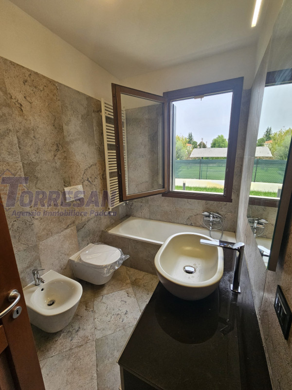 Eleganza e unicità nal cuore di Noventa Padovana 
Villa introvabile di circa 400 mq in classe A1 ...