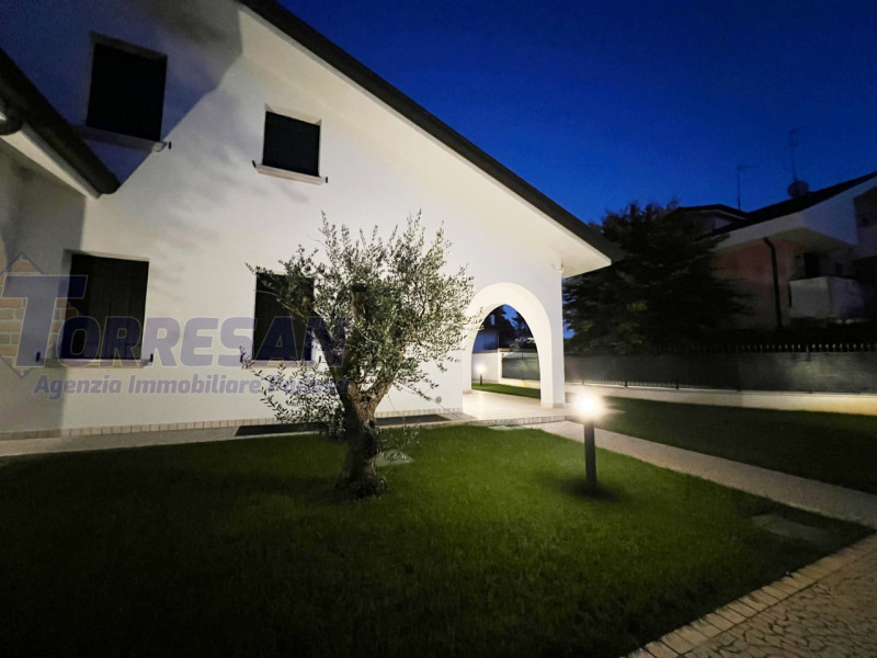 Eleganza e unicità nal cuore di Noventa Padovana 
Villa introvabile di circa 400 mq in classe A1 ...