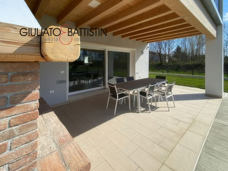 VILLAGANZERLA: BIFAMILIARE

Siamo a proporre unità bifamiliare affiancata di generose metrature, ...