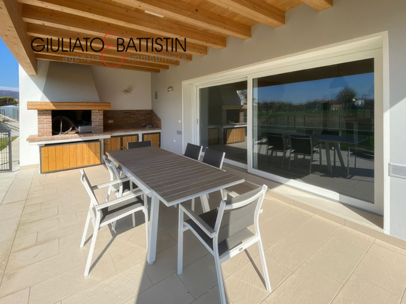 VILLAGANZERLA: BIFAMILIARE

Siamo a proporre unità bifamiliare affiancata di generose metrature, ...