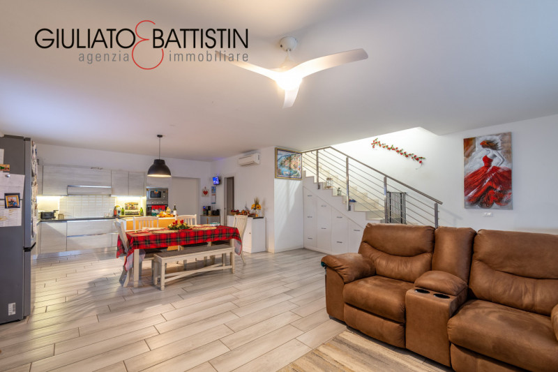 VILLAGANZERLA: BIFAMILIARE

Siamo a proporre unità bifamiliare affiancata di generose metrature, ...