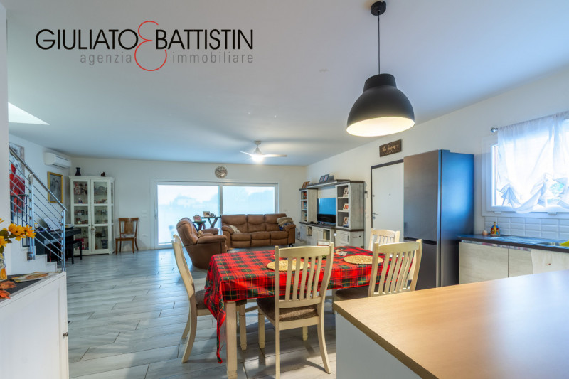 VILLAGANZERLA: BIFAMILIARE

Siamo a proporre unità bifamiliare affiancata di generose metrature, ...