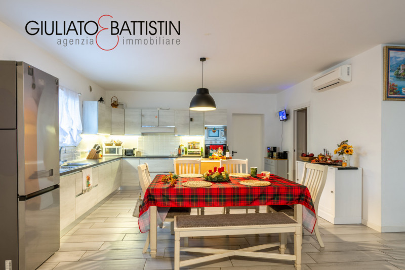 VILLAGANZERLA: BIFAMILIARE

Siamo a proporre unità bifamiliare affiancata di generose metrature, ...