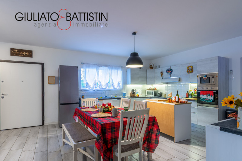 VILLAGANZERLA: BIFAMILIARE

Siamo a proporre unità bifamiliare affiancata di generose metrature, ...