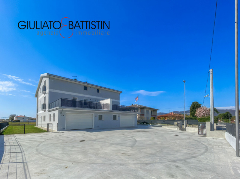 VILLAGANZERLA: BIFAMILIARE

Siamo a proporre unità bifamiliare affiancata di generose metrature, ...