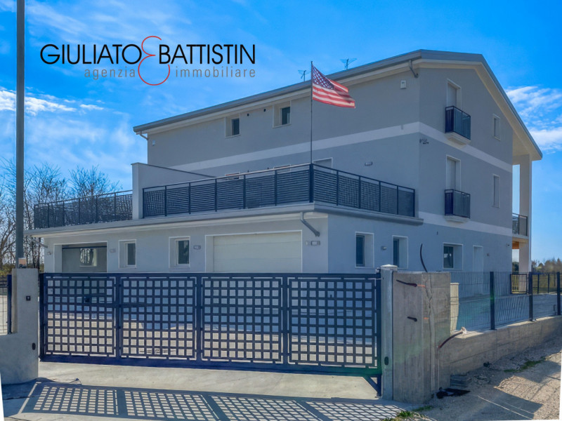 VILLAGANZERLA: BIFAMILIARE

Siamo a proporre unità bifamiliare affiancata di generose metrature, ...