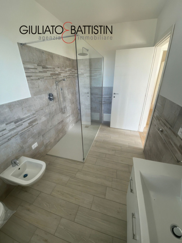 VILLAGANZERLA: BIFAMILIARE

Siamo a proporre unità bifamiliare affiancata di generose metrature, ...