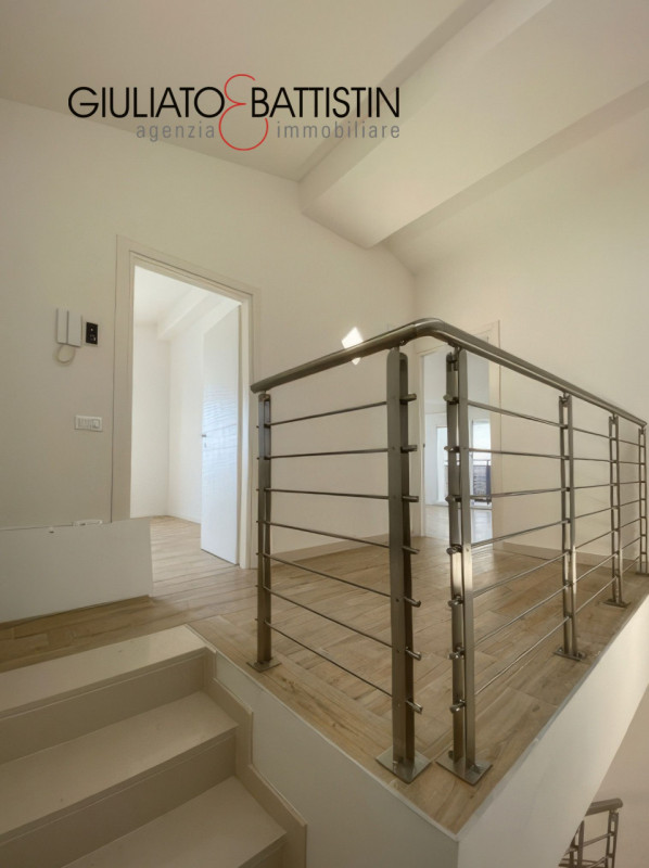 VILLAGANZERLA: BIFAMILIARE

Siamo a proporre unità bifamiliare affiancata di generose metrature, ...