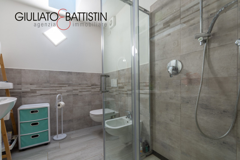 VILLAGANZERLA: BIFAMILIARE

Siamo a proporre unità bifamiliare affiancata di generose metrature, ...