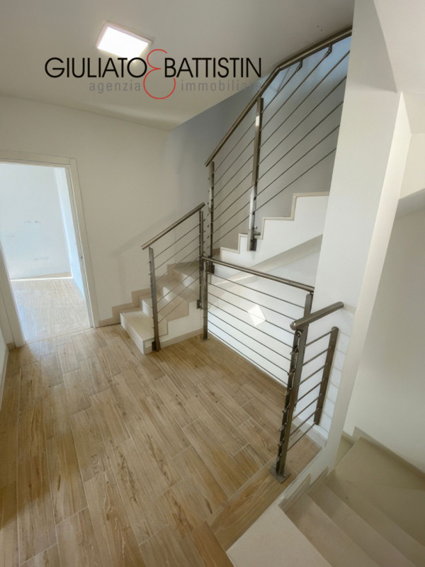 VILLAGANZERLA: BIFAMILIARE

Siamo a proporre unità bifamiliare affiancata di generose metrature, ...