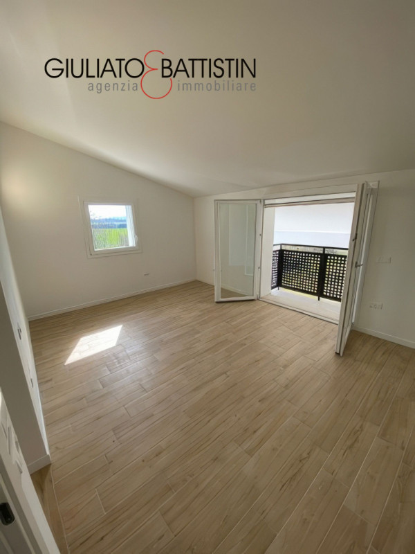 VILLAGANZERLA: BIFAMILIARE

Siamo a proporre unità bifamiliare affiancata di generose metrature, ...