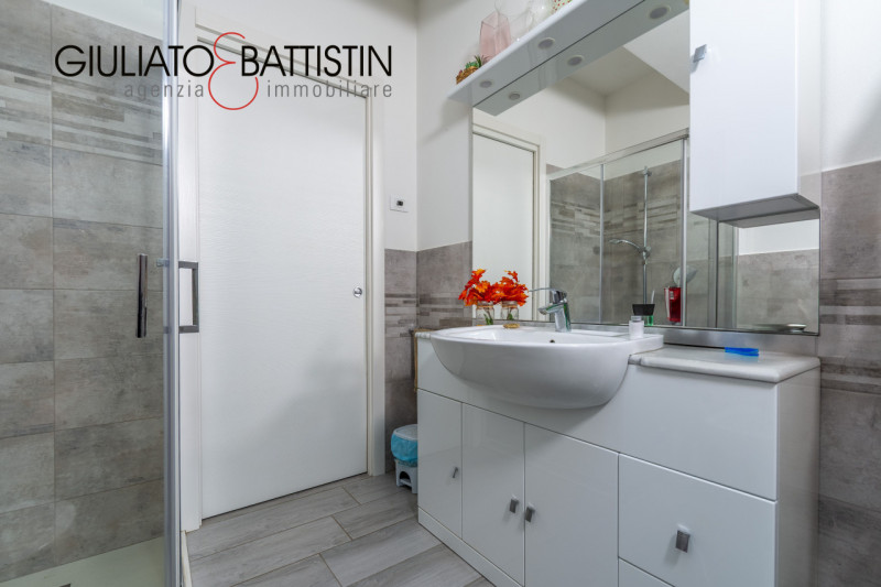 VILLAGANZERLA: BIFAMILIARE

Siamo a proporre unità bifamiliare affiancata di generose metrature, ...