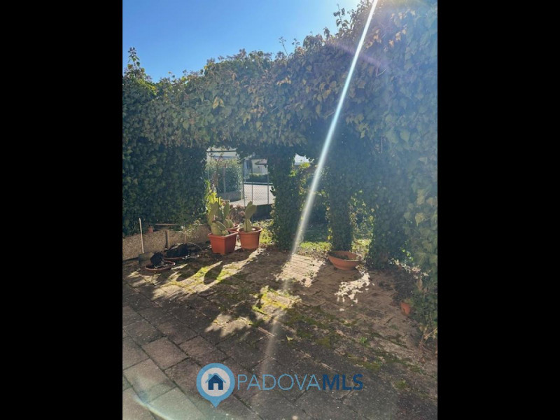 Immobile in esclusiva al Gruppo Padova MLS.
Cadoneghe, nel prestigioso quartiere BRAGNI, proponia...