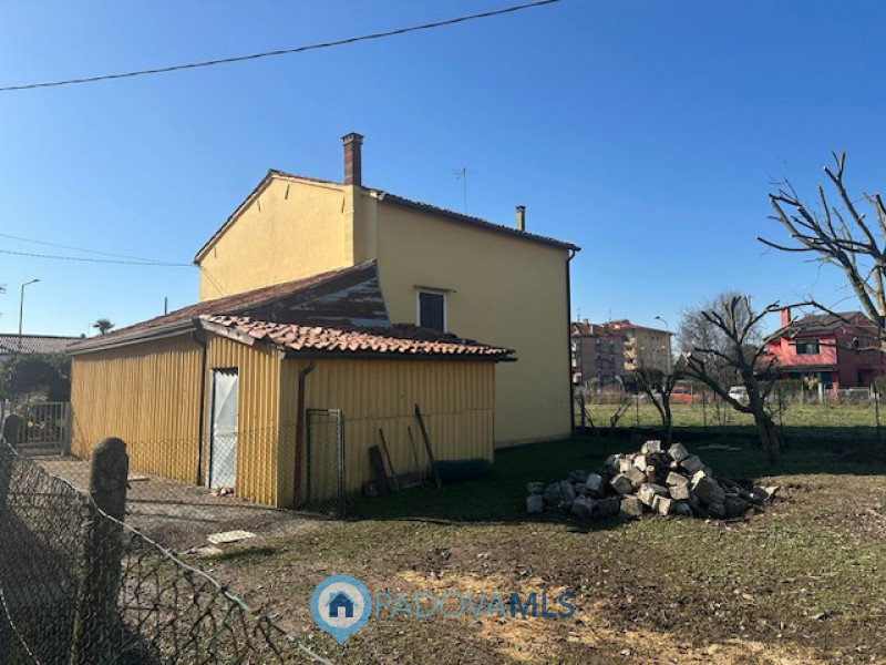 Immobile in esclusiva al Gruppo Padova MLS.
Cadoneghe, nel prestigioso quartiere BRAGNI, proponia...