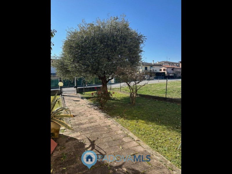 Immobile in esclusiva al Gruppo Padova MLS.
Cadoneghe, nel prestigioso quartiere BRAGNI, proponia...