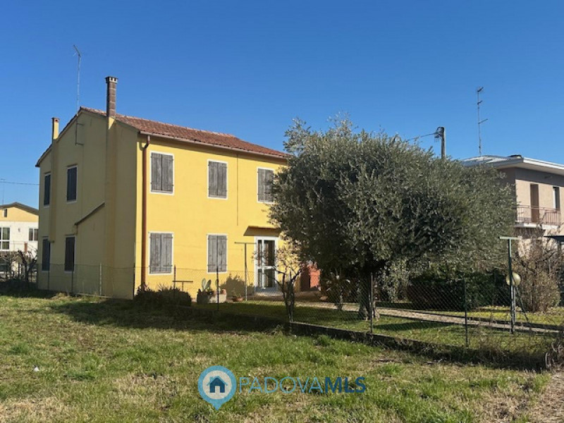 Immobile in esclusiva al Gruppo Padova MLS.
Cadoneghe, nel prestigioso quartiere BRAGNI, proponia...