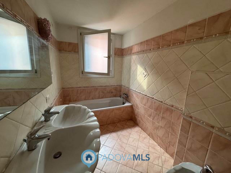 Immobile in esclusiva al Gruppo Padova MLS
Padova Arcella:  posizione strategica, comoda a tutti ...