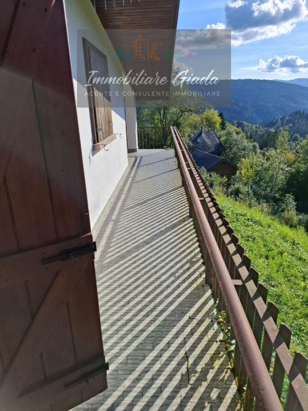 Villa contemporanea situata nel cuore di Tambre, una località rinomata per la sua bellezza natura...