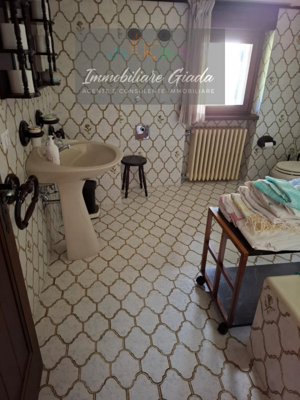 Villa contemporanea situata nel cuore di Tambre, una località rinomata per la sua bellezza natura...