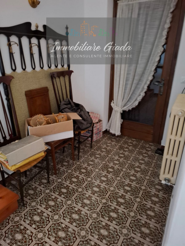 Villa contemporanea situata nel cuore di Tambre, una località rinomata per la sua bellezza natura...