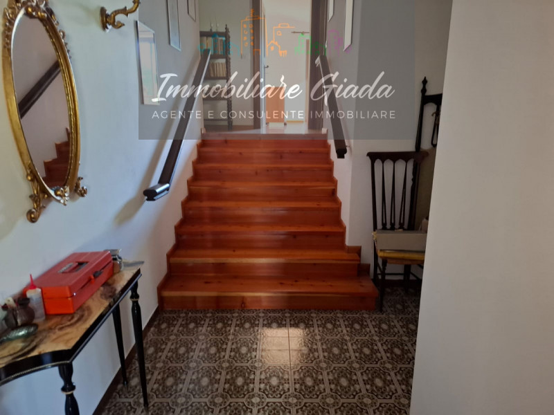 Villa contemporanea situata nel cuore di Tambre, una località rinomata per la sua bellezza natura...