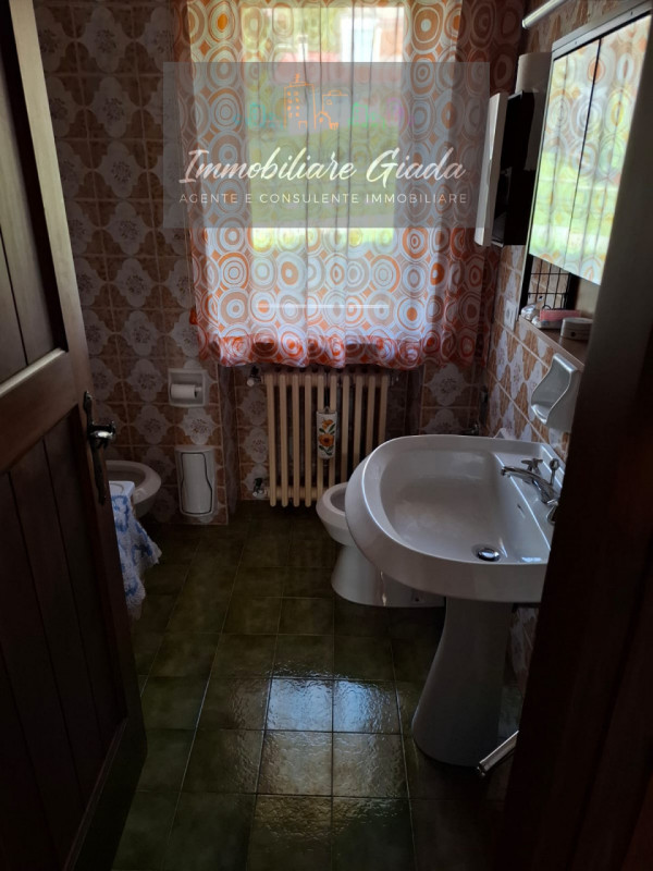 Villa contemporanea situata nel cuore di Tambre, una località rinomata per la sua bellezza natura...