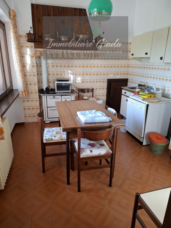 Villa contemporanea situata nel cuore di Tambre, una località rinomata per la sua bellezza natura...