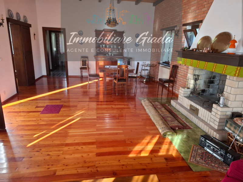 Villa contemporanea situata nel cuore di Tambre, una località rinomata per la sua bellezza natura...