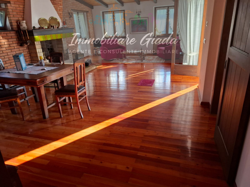 Villa contemporanea situata nel cuore di Tambre, una località rinomata per la sua bellezza natura...