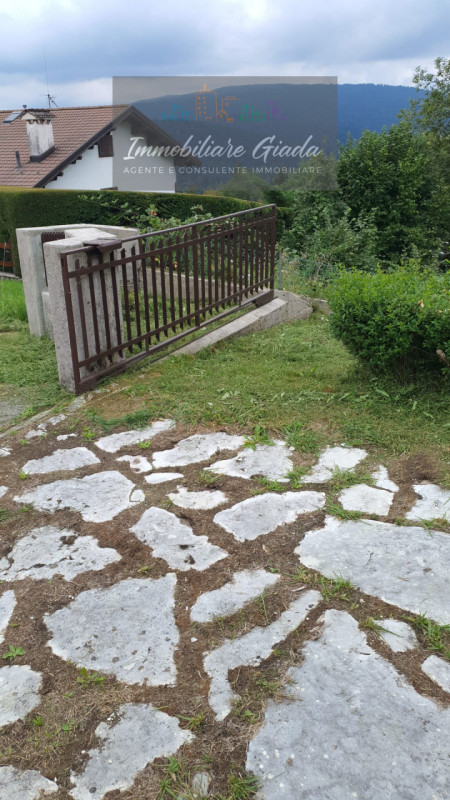 Villa contemporanea situata nel cuore di Tambre, una località rinomata per la sua bellezza natura...