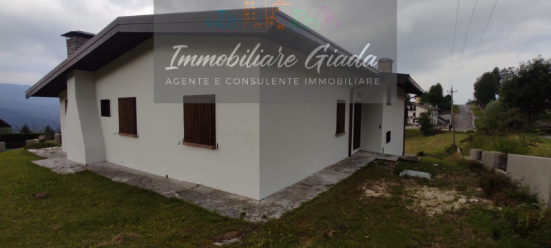 Villa contemporanea situata nel cuore di Tambre, una località rinomata per la sua bellezza natura...