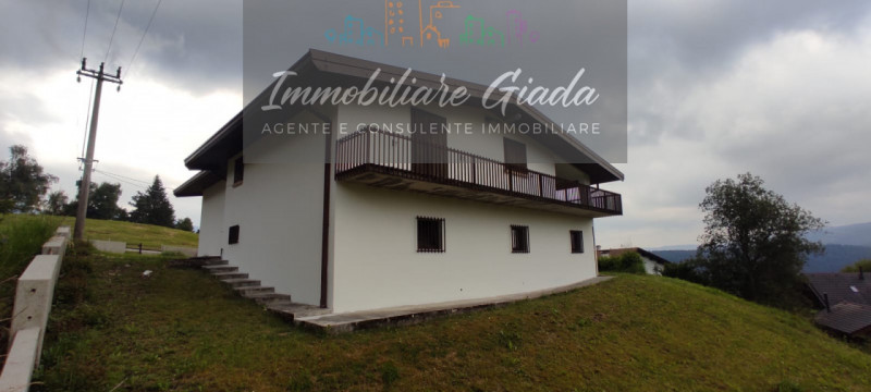 Villa contemporanea situata nel cuore di Tambre, una località rinomata per la sua bellezza natura...