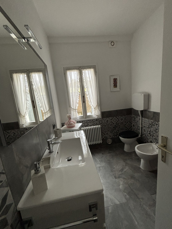 Proponiamo in affitto un appartamento bilocale di circa 53 mq situato nel comune di Revine Lago, ...