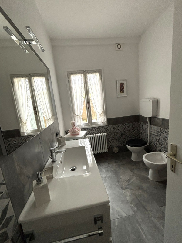 Proponiamo in affitto un appartamento bilocale di circa 53 mq situato nel comune di Revine Lago, ...