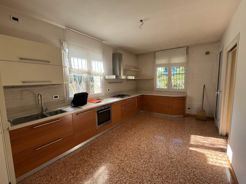 In una delle zone residenziali più richieste di Padova, proponiamo in vendita una splendida villa...