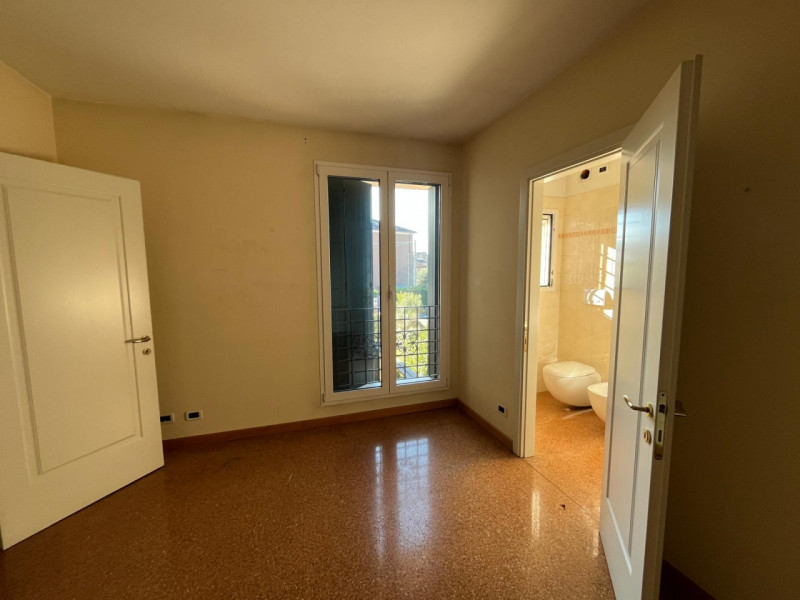 In una delle zone residenziali più richieste di Padova, proponiamo in vendita una splendida villa...