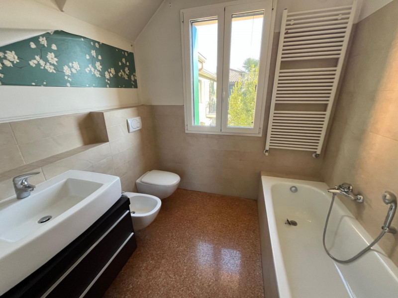 In una delle zone residenziali più richieste di Padova, proponiamo in vendita una splendida villa...