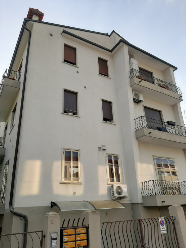 Situato nel cuore di San Lazzaro, uno dei quartieri più ricercati di Vicenza, proponiamo in vendi...