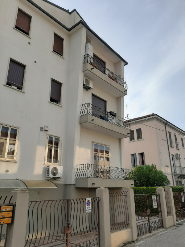 Situato nel cuore di San Lazzaro, uno dei quartieri più ricercati di Vicenza, proponiamo in vendi...