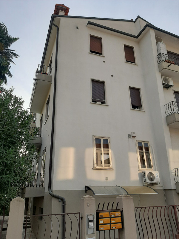 Situato nel cuore di San Lazzaro, uno dei quartieri più ricercati di Vicenza, proponiamo in vendi...