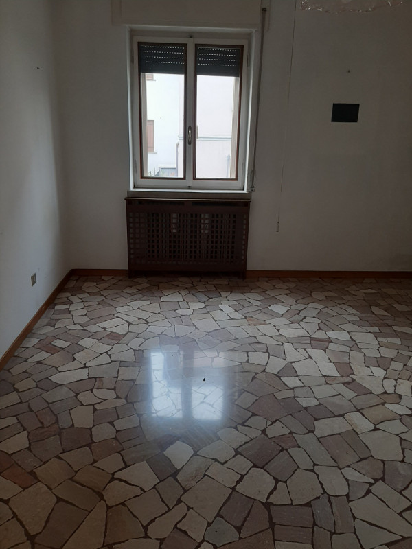 Situato nel cuore di San Lazzaro, uno dei quartieri più ricercati di Vicenza, proponiamo in vendi...