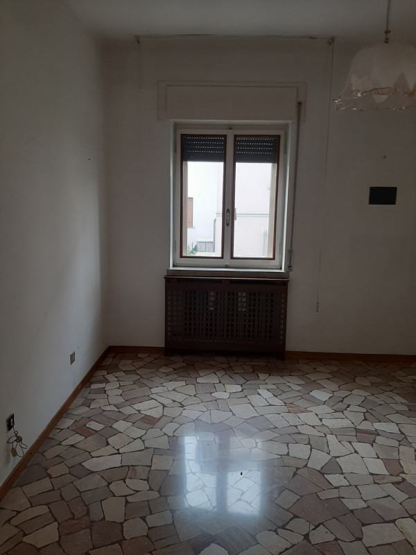 Situato nel cuore di San Lazzaro, uno dei quartieri più ricercati di Vicenza, proponiamo in vendi...