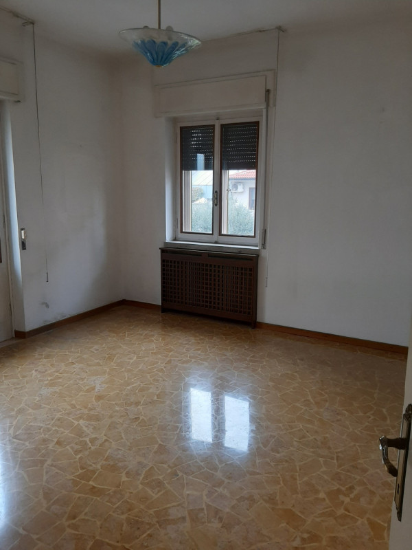 Situato nel cuore di San Lazzaro, uno dei quartieri più ricercati di Vicenza, proponiamo in vendi...