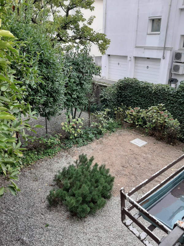 Situato nel cuore di San Lazzaro, uno dei quartieri più ricercati di Vicenza, proponiamo in vendi...