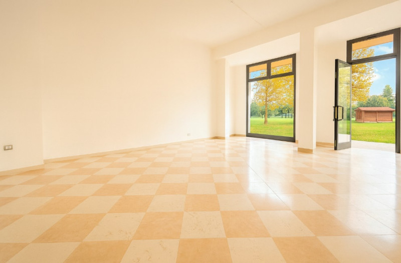 Nel suggestivo Parco Urbano Termale di Abano Terme, dove le passeggiate si snodano tra vialetti c...