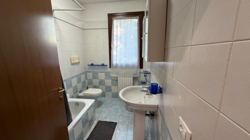 Scopri il tuo nuovo angolo di tranquillità nel cuore di Noventa Padovana! Questo affascinante app...