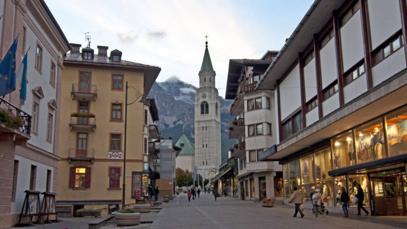 Scopri la tua oasi di lusso nel cuore delle Dolomiti! Questo splendido appartamento di circa 100 ...