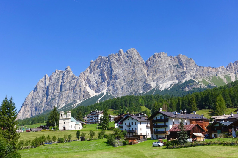 Scopri la tua oasi di lusso nel cuore delle Dolomiti! Questo splendido appartamento di circa 100 ...